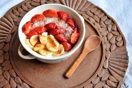 Tahini summer oatmeal with strawberries